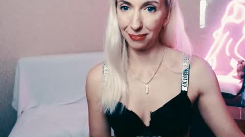 cute_smile_shy stream preview