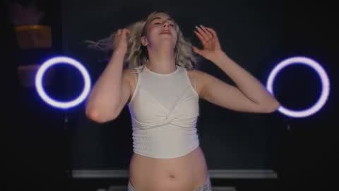 lovely_dovely stream preview