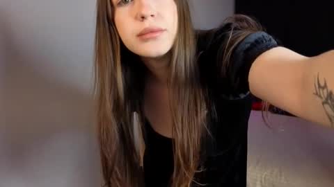 mila_sunny_shy stream preview