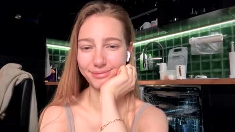 solar_bella stream preview