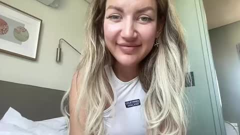 velonira live stream